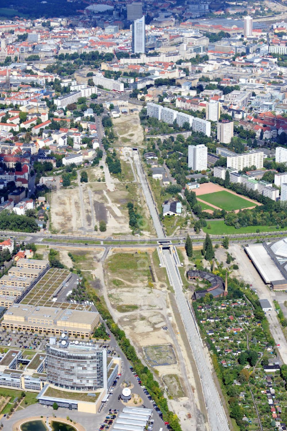 Aerial image Leipzig - Das Tangentenviereck Süd mit der neuen Semmelweisbrücke und der Baustelle des City-Tunnels im Süden von Leipzig. The tangential square south with the new Semmelweis bridge and the construction site of the City-Tunnel in the south of Leipzig.