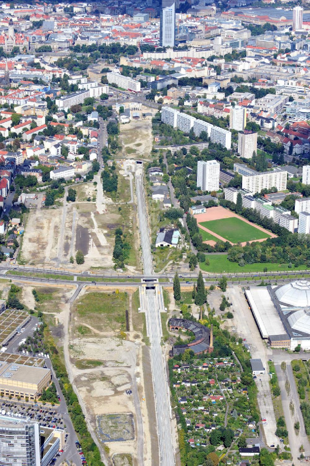 Aerial photograph Leipzig - Das Tangentenviereck Süd mit der neuen Semmelweisbrücke und der Baustelle des City-Tunnels im Süden von Leipzig. The tangential square south with the new Semmelweis bridge and the construction site of the City-Tunnel in the south of Leipzig.