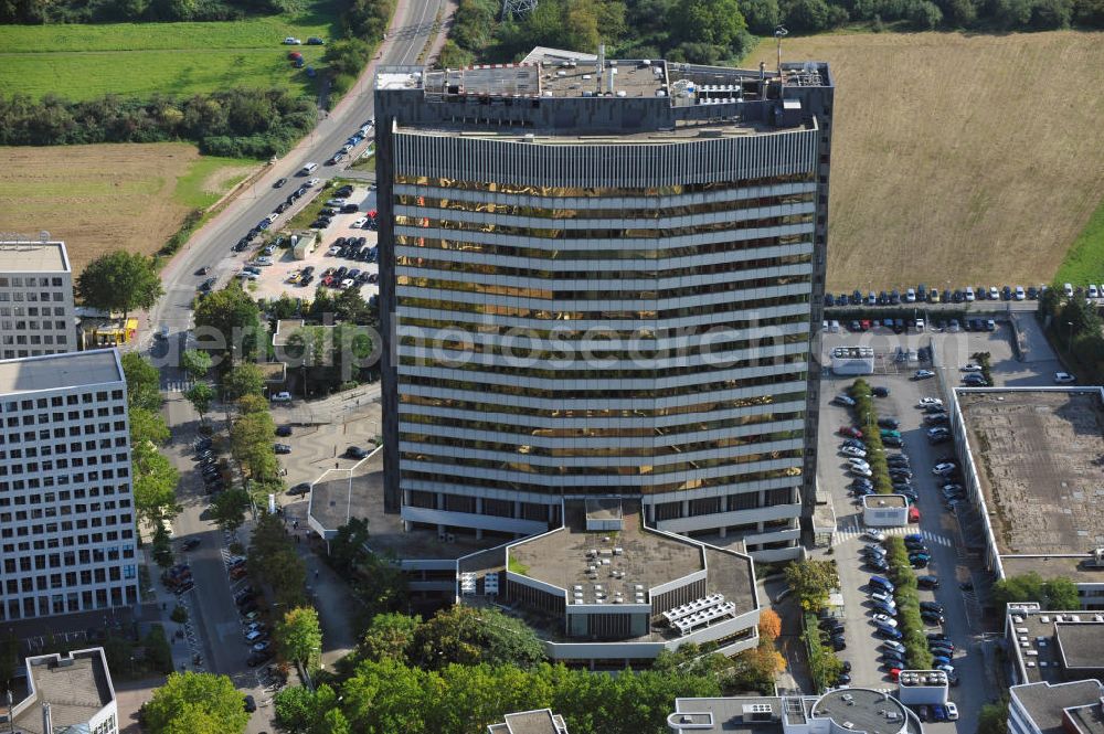 Eschborn from the bird's eye view: View at the Technical Centre of Deutsche bank with the lounge in commercial area Süd in Eschborn