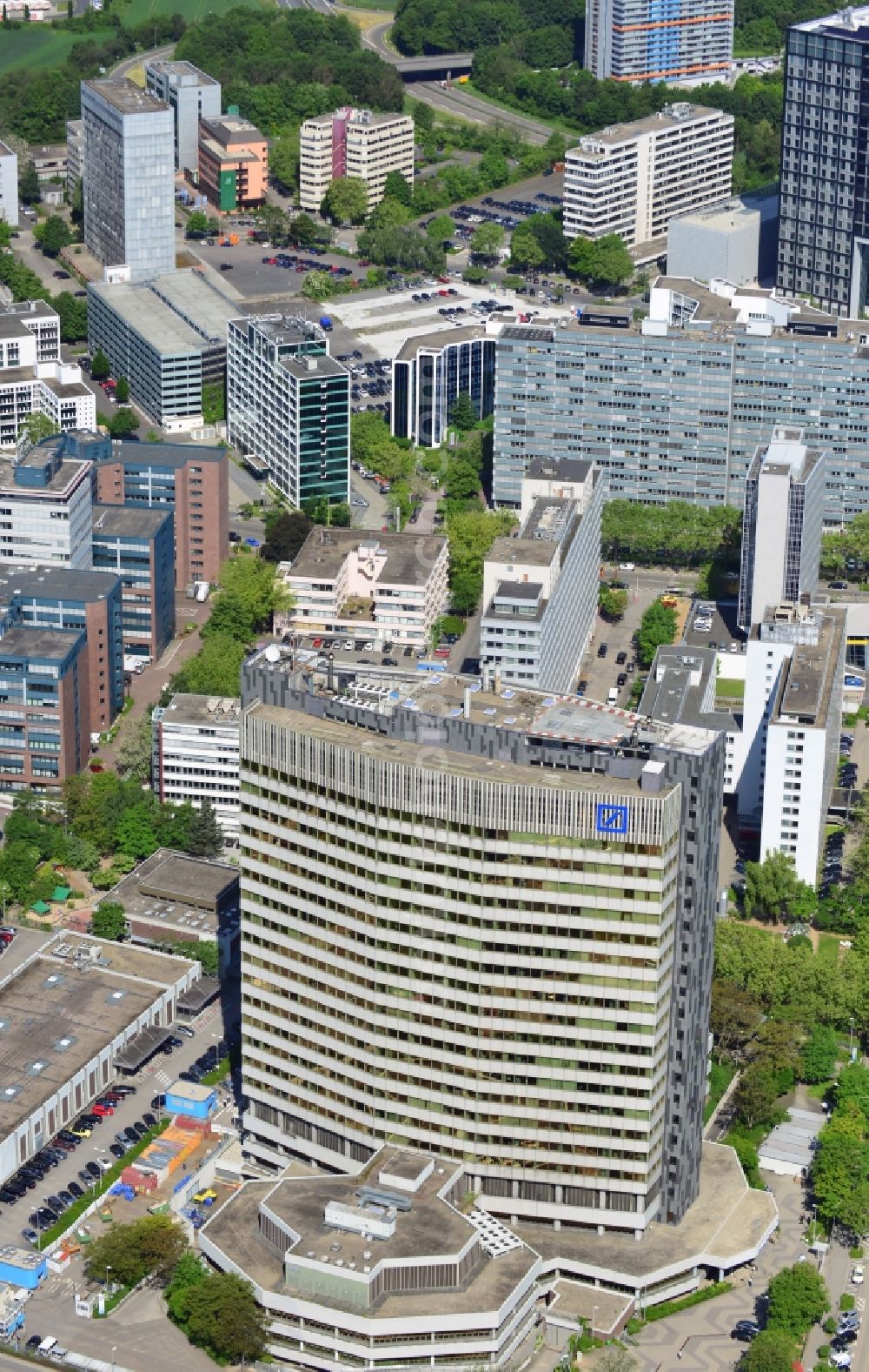 Eschborn from the bird's eye view: View at the Technical Centre of Deutsche bank with the lounge in commercial area Süd in Eschborn