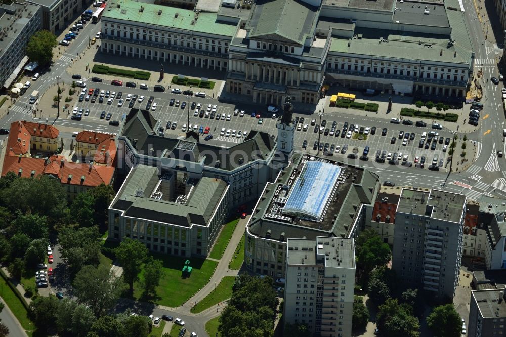 Warschau from the bird's eye view: The theatre Teatr Wielki in downtown Warsaw in Poland. The building is home to the National Opera, the National Theatre and the Theatre Museum of Poland. The buildings was originally built in the early 19th century and refurbished after its destruction in World War II. The compound includes a 50m high and deep main stage, workshops and different other halls