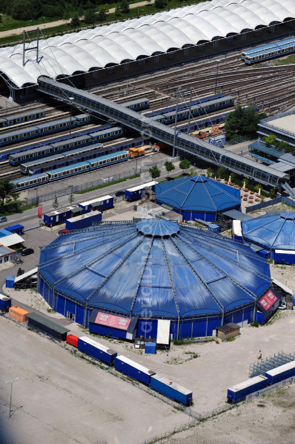 Aerial photograph München - View of the theater tent in the Fröttmanning district in Munich. It is operated by the German Theater and remains at that location until the reconstruction of the actual theater is completed in 2013