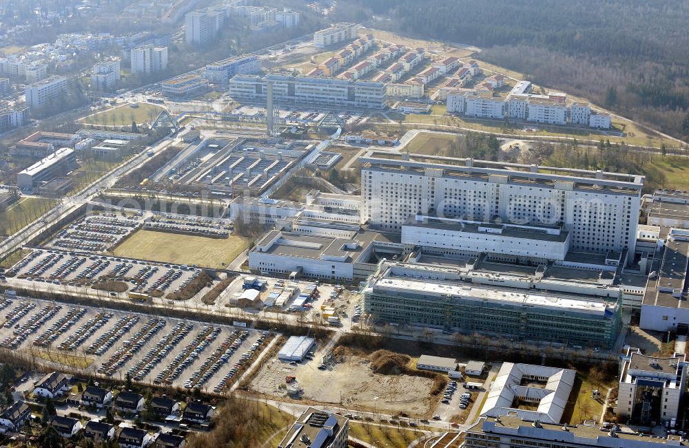 Aerial image München-Großhadern - Das Universitätsklinikum Großhadern der Universität München an der Marchioninistraße im Münchener Stadtteil Großhadern. The university hospital Grosshadern of the University Munich at the Marchioninistrasse in the Munich district Grosshadern.