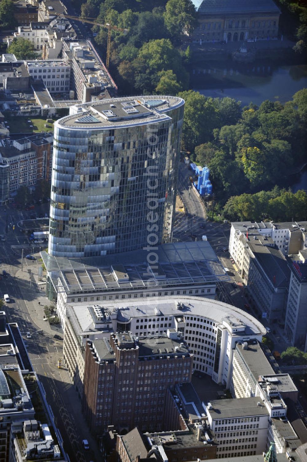 Aerial photograph Düsseldorf - Das Unternehmen Ernst & Young und die Wirtschaftskanzlei Bird & Bird an der Breite Straße Ecke Carl-Theodor-Straße im Stadtbezirk 01 im Ortsteil Altstadt. The company Ernst & Young and the economy chancery Bird & Bird at the street Breite Strasse / Carl Theodor Straße in the district Altstadt.