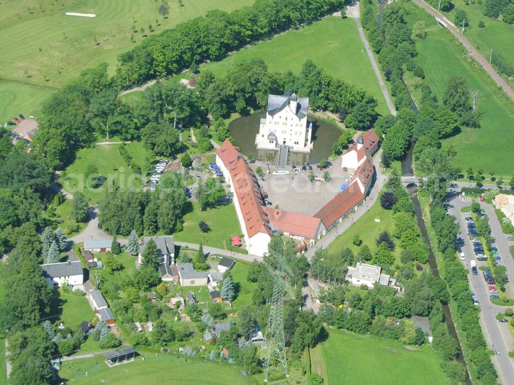 Chemnitz / Sachsen from the bird's eye view: Das Wasserschloss Klaffenbach ist ein reizvolles Renaissance-Schloss am südlichen Rand von Chemnitz. Es liegt im Tal des Flusses Würschnitz, der die Grenze zum Erzgebirge markiert. Wasserschlossweg 6,09123 Chemnitz,Tel.: 037126110,