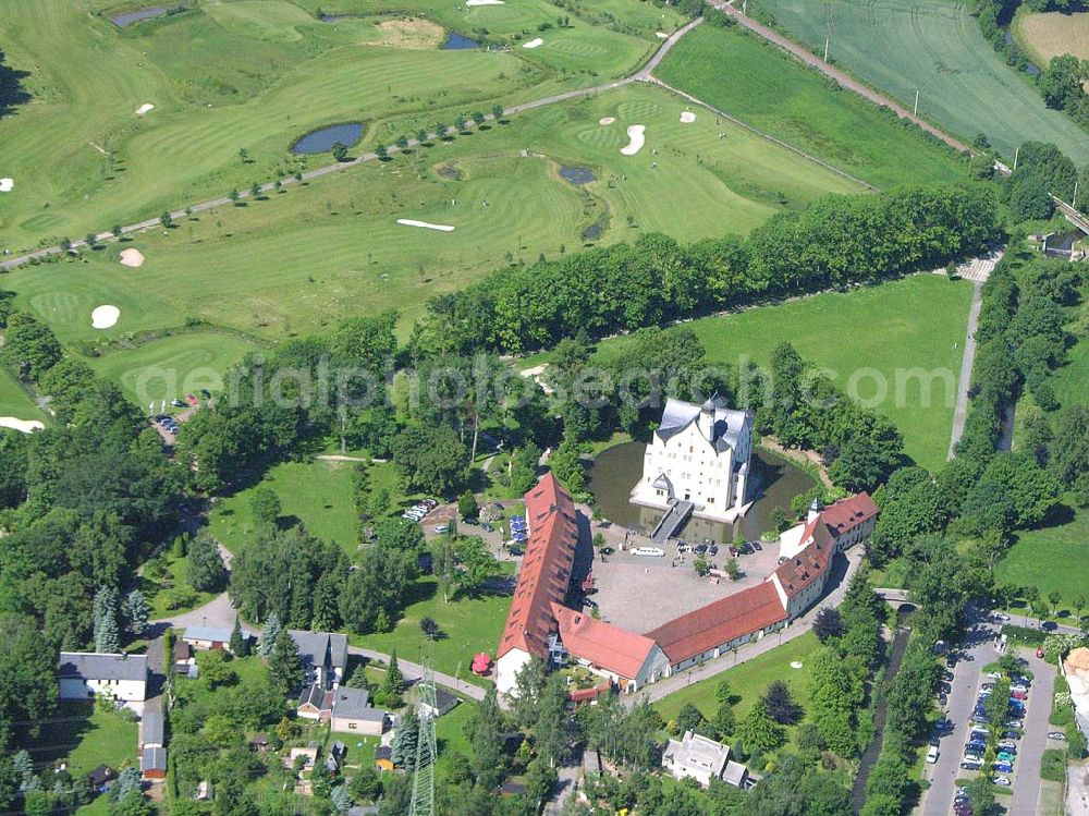 Aerial image Chemnitz / Sachsen - Das Wasserschloss Klaffenbach ist ein reizvolles Renaissance-Schloss am südlichen Rand von Chemnitz. Es liegt im Tal des Flusses Würschnitz, der die Grenze zum Erzgebirge markiert. Wasserschlossweg 6,09123 Chemnitz,Tel.: 037126110,