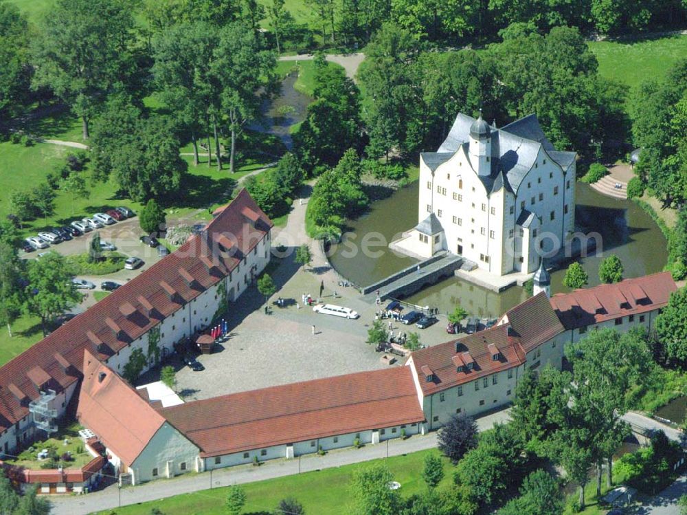 Aerial photograph Chemnitz / Sachsen - Das Wasserschloss Klaffenbach ist ein reizvolles Renaissance-Schloss am südlichen Rand von Chemnitz. Es liegt im Tal des Flusses Würschnitz, der die Grenze zum Erzgebirge markiert. Wasserschlossweg 6,09123 Chemnitz,Tel.: 037126110,