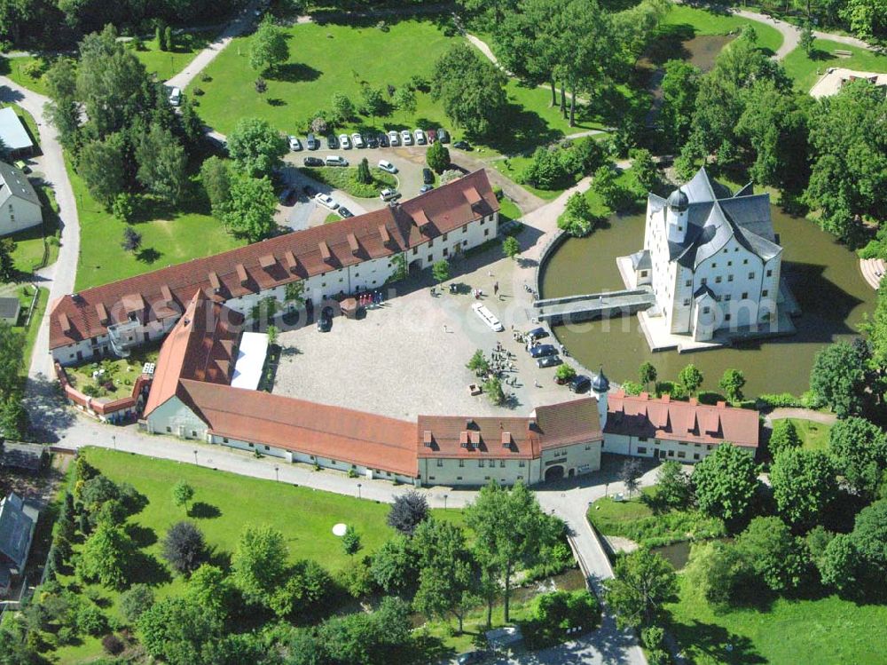 Chemnitz / Sachsen from above - Das Wasserschloss Klaffenbach ist ein reizvolles Renaissance-Schloss am südlichen Rand von Chemnitz. Es liegt im Tal des Flusses Würschnitz, der die Grenze zum Erzgebirge markiert. Wasserschlossweg 6,09123 Chemnitz,Tel.: 037126110,