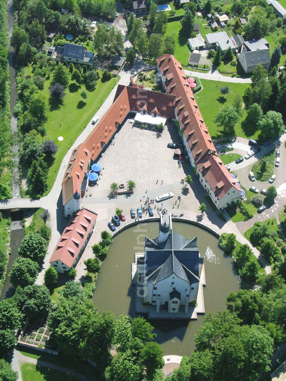 Aerial image Chemnitz / Sachsen - Das Wasserschloss Klaffenbach ist ein reizvolles Renaissance-Schloss am südlichen Rand von Chemnitz. Es liegt im Tal des Flusses Würschnitz, der die Grenze zum Erzgebirge markiert. Wasserschlossweg 6,09123 Chemnitz,Tel.: 037126110,