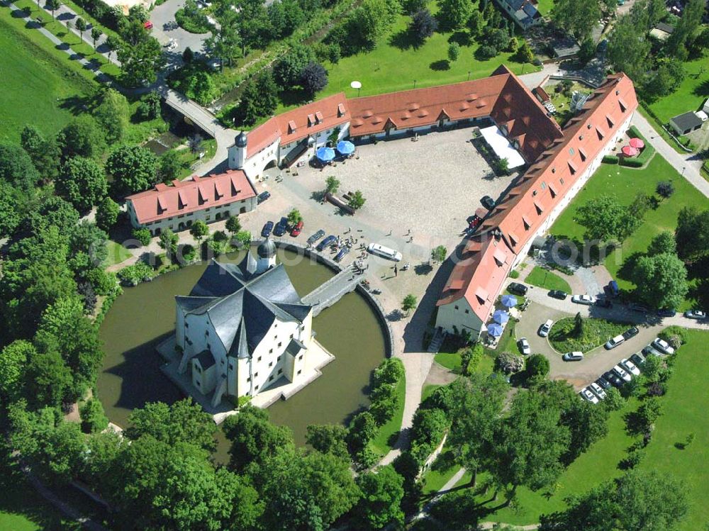 Aerial photograph Chemnitz / Sachsen - Das Wasserschloss Klaffenbach ist ein reizvolles Renaissance-Schloss am südlichen Rand von Chemnitz. Es liegt im Tal des Flusses Würschnitz, der die Grenze zum Erzgebirge markiert. Wasserschlossweg 6,09123 Chemnitz,Tel.: 037126110,