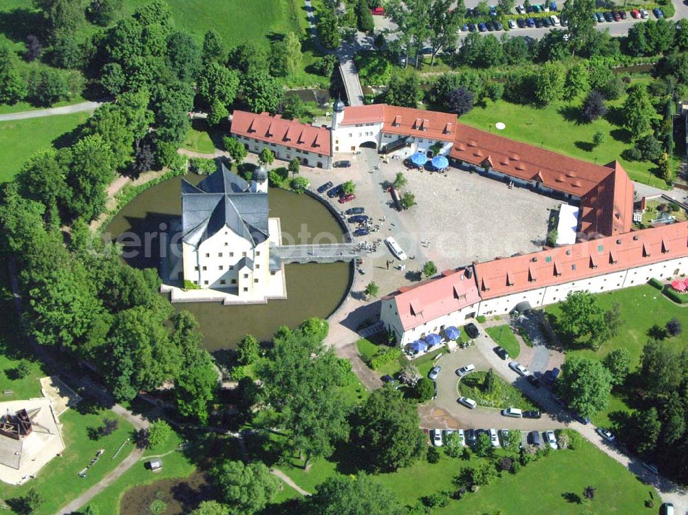 Chemnitz / Sachsen from above - Das Wasserschloss Klaffenbach ist ein reizvolles Renaissance-Schloss am südlichen Rand von Chemnitz. Es liegt im Tal des Flusses Würschnitz, der die Grenze zum Erzgebirge markiert. Wasserschlossweg 6,09123 Chemnitz,Tel.: 037126110,