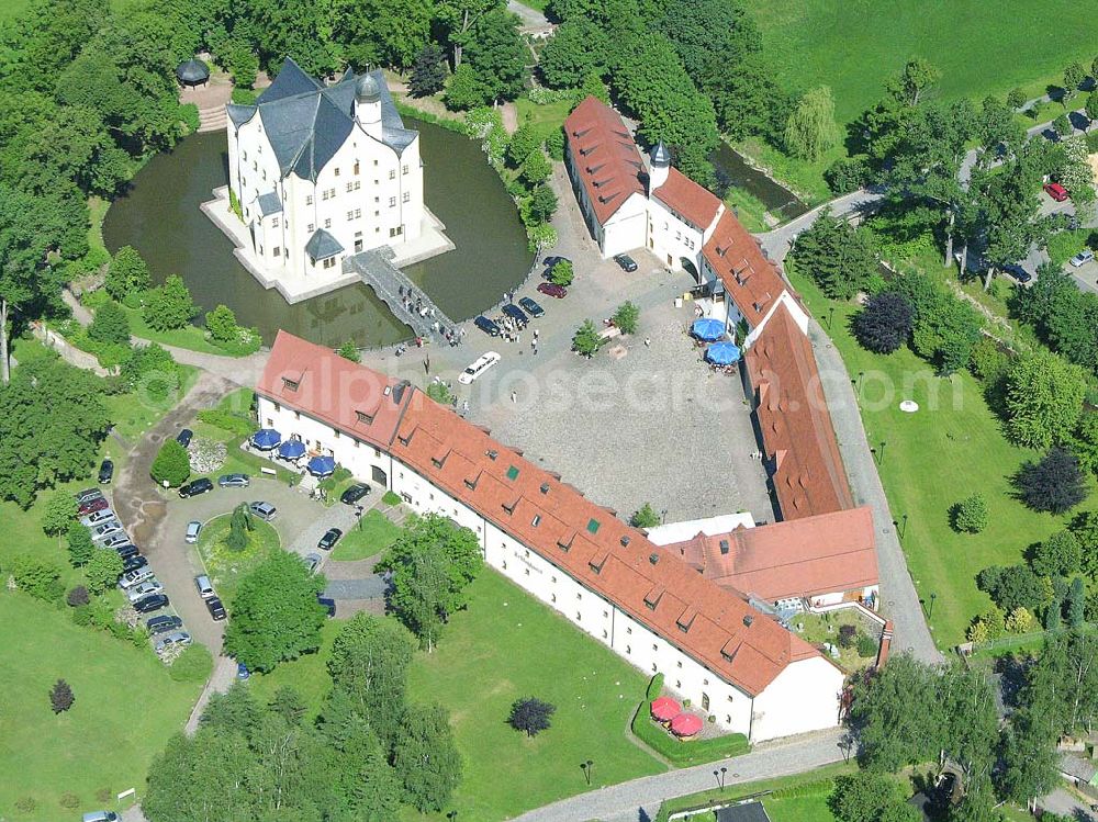 Aerial image Chemnitz / Sachsen - Das Wasserschloss Klaffenbach ist ein reizvolles Renaissance-Schloss am südlichen Rand von Chemnitz. Es liegt im Tal des Flusses Würschnitz, der die Grenze zum Erzgebirge markiert. Wasserschlossweg 6,09123 Chemnitz,Tel.: 037126110,