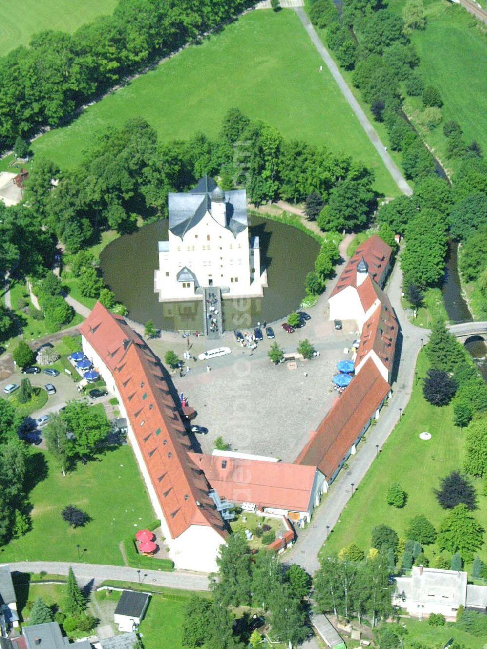 Aerial photograph Chemnitz / Sachsen - Das Wasserschloss Klaffenbach ist ein reizvolles Renaissance-Schloss am südlichen Rand von Chemnitz. Es liegt im Tal des Flusses Würschnitz, der die Grenze zum Erzgebirge markiert. Wasserschlossweg 6,09123 Chemnitz,Tel.: 037126110,