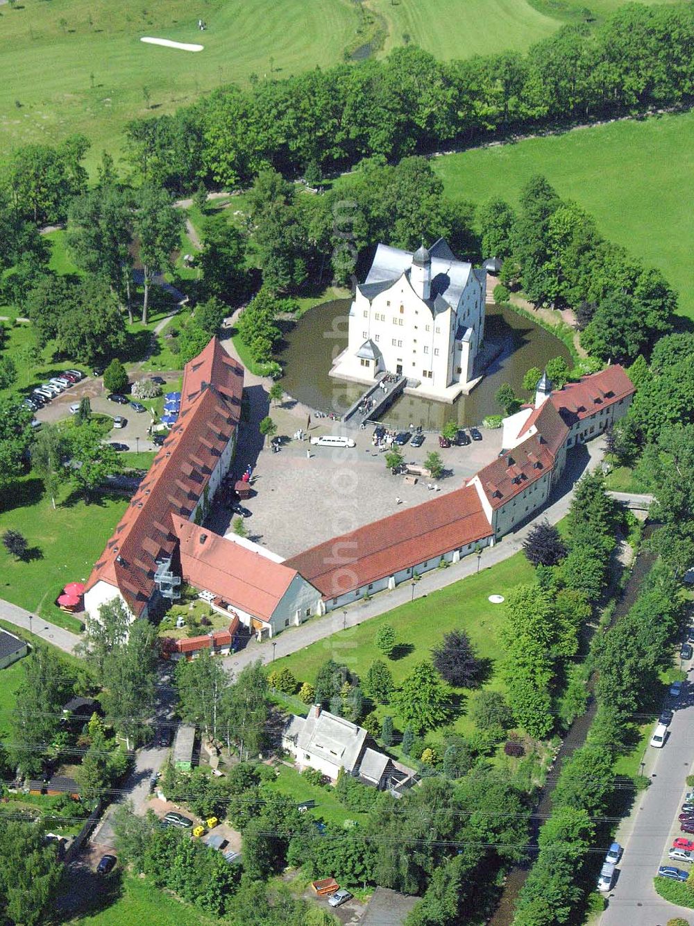 Chemnitz / Sachsen from above - Das Wasserschloss Klaffenbach ist ein reizvolles Renaissance-Schloss am südlichen Rand von Chemnitz. Es liegt im Tal des Flusses Würschnitz, der die Grenze zum Erzgebirge markiert. Wasserschlossweg 6,09123 Chemnitz,Tel.: 037126110,