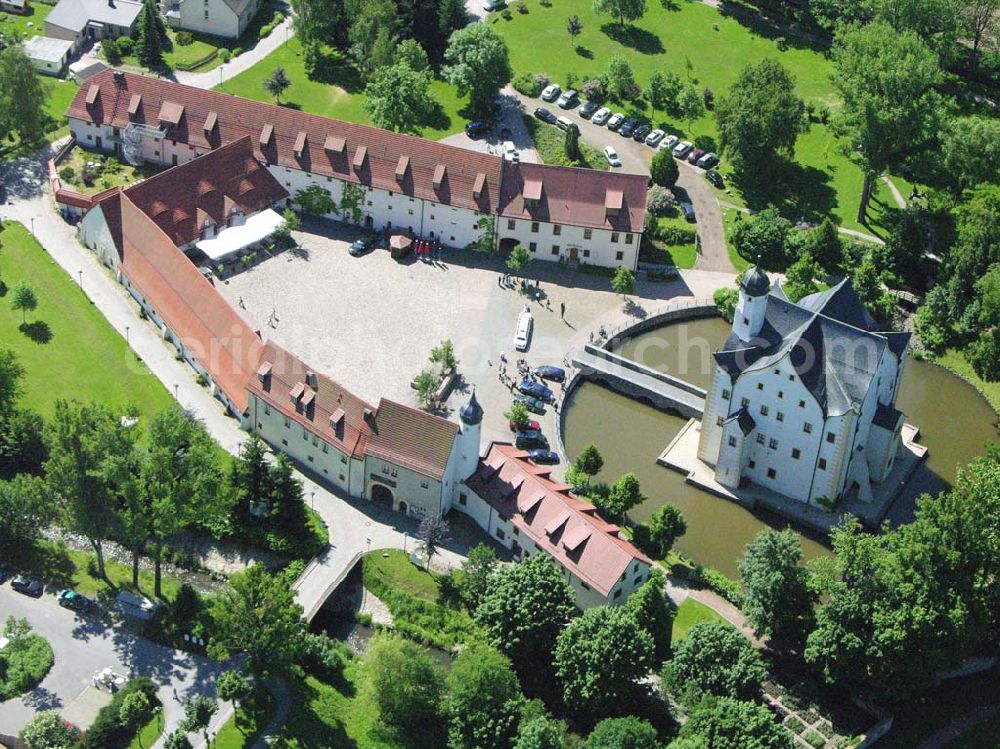 Aerial photograph Chemnitz / Sachsen - Das Wasserschloss Klaffenbach ist ein reizvolles Renaissance-Schloss am südlichen Rand von Chemnitz. Es liegt im Tal des Flusses Würschnitz, der die Grenze zum Erzgebirge markiert. Wasserschlossweg 6,09123 Chemnitz,Tel.: 037126110,