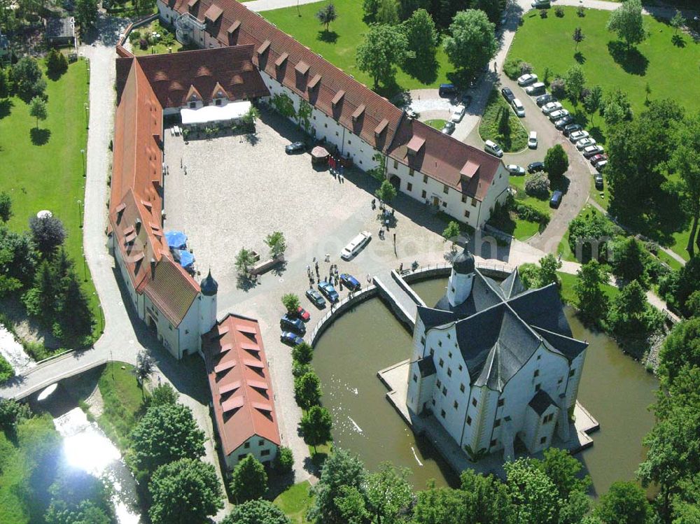 Chemnitz / Sachsen from above - Das Wasserschloss Klaffenbach ist ein reizvolles Renaissance-Schloss am südlichen Rand von Chemnitz. Es liegt im Tal des Flusses Würschnitz, der die Grenze zum Erzgebirge markiert. Wasserschlossweg 6,09123 Chemnitz,Tel.: 037126110,