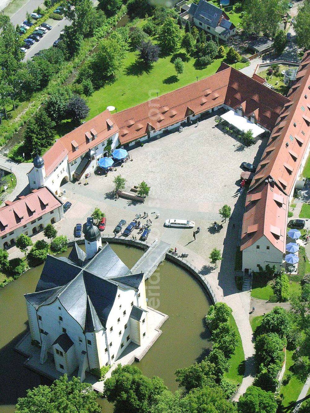 Chemnitz / Sachsen from the bird's eye view: Das Wasserschloss Klaffenbach ist ein reizvolles Renaissance-Schloss am südlichen Rand von Chemnitz. Es liegt im Tal des Flusses Würschnitz, der die Grenze zum Erzgebirge markiert. Wasserschlossweg 6,09123 Chemnitz,Tel.: 037126110,