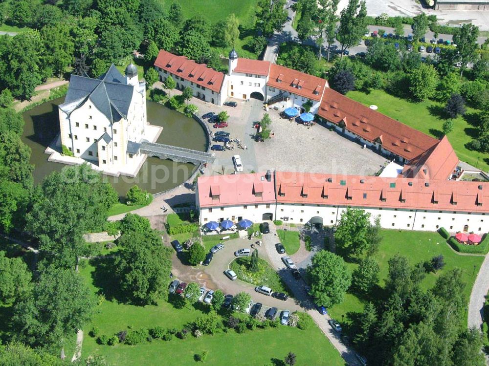 Aerial image Chemnitz / Sachsen - Das Wasserschloss Klaffenbach ist ein reizvolles Renaissance-Schloss am südlichen Rand von Chemnitz. Es liegt im Tal des Flusses Würschnitz, der die Grenze zum Erzgebirge markiert. Wasserschlossweg 6,09123 Chemnitz,Tel.: 037126110,