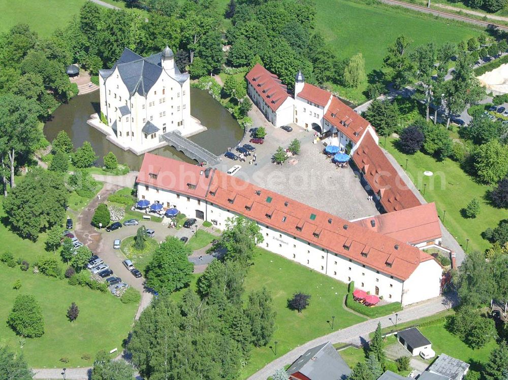 Aerial photograph Chemnitz / Sachsen - Das Wasserschloss Klaffenbach ist ein reizvolles Renaissance-Schloss am südlichen Rand von Chemnitz. Es liegt im Tal des Flusses Würschnitz, der die Grenze zum Erzgebirge markiert. Wasserschlossweg 6,09123 Chemnitz,Tel.: 037126110,