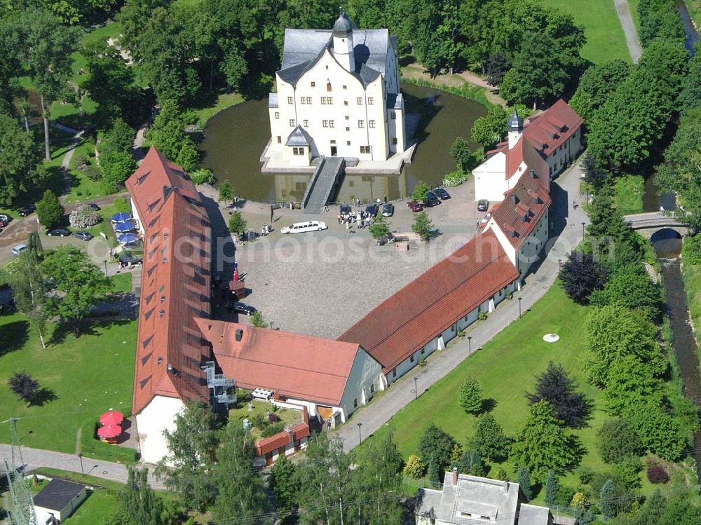 Chemnitz / Sachsen from above - Das Wasserschloss Klaffenbach ist ein reizvolles Renaissance-Schloss am südlichen Rand von Chemnitz. Es liegt im Tal des Flusses Würschnitz, der die Grenze zum Erzgebirge markiert. Wasserschlossweg 6,09123 Chemnitz,Tel.: 037126110,