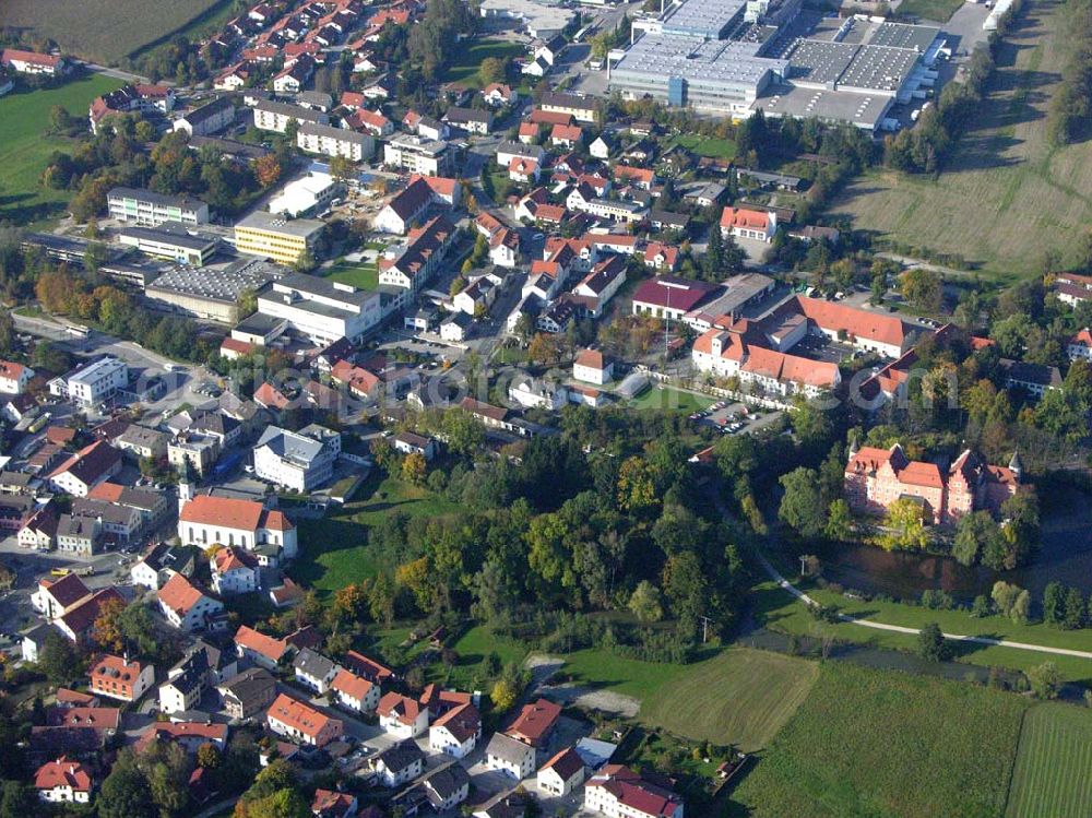 Taufkirchen / Bayern from the bird's eye view: Das Wasserschloss Taufkirchen ist das Kulturgut und der Stolz der Vilsgemeinde. Die prächtige Anlage, zu der das Schloss, der Schlossweiher und der anschließende Park gehören, war zu allen Zeiten ein wichtiger Bestandteil des Taufkirchener Lebens. Seit 17. Januar 2005 ist es in Privatbesitz. Gemeinde Taufkirchen (Vils), Attinger Weg 9, 84416 Taufkirchen (Vils), E-Mail: presse@taufkirchen.de, Telefon: 0 80 84 / 37 25