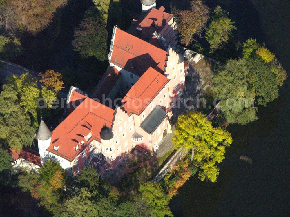 Aerial image Taufkirchen / Bayern - Das Wasserschloss Taufkirchen ist das Kulturgut und der Stolz der Vilsgemeinde. Die prächtige Anlage, zu der das Schloss, der Schlossweiher und der anschließende Park gehören, war zu allen Zeiten ein wichtiger Bestandteil des Taufkirchener Lebens. Seit 17. Januar 2005 ist es in Privatbesitz. Gemeinde Taufkirchen (Vils), Attinger Weg 9, 84416 Taufkirchen (Vils), E-Mail: presse@taufkirchen.de, Telefon: 0 80 84 / 37 25