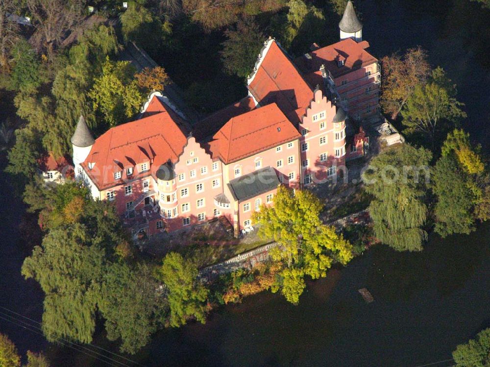 Aerial photograph Taufkirchen / Bayern - Das Wasserschloss Taufkirchen ist das Kulturgut und der Stolz der Vilsgemeinde. Die prächtige Anlage, zu der das Schloss, der Schlossweiher und der anschließende Park gehören, war zu allen Zeiten ein wichtiger Bestandteil des Taufkirchener Lebens. Seit 17. Januar 2005 ist es in Privatbesitz. Gemeinde Taufkirchen (Vils), Attinger Weg 9, 84416 Taufkirchen (Vils), E-Mail: presse@taufkirchen.de, Telefon: 0 80 84 / 37 25