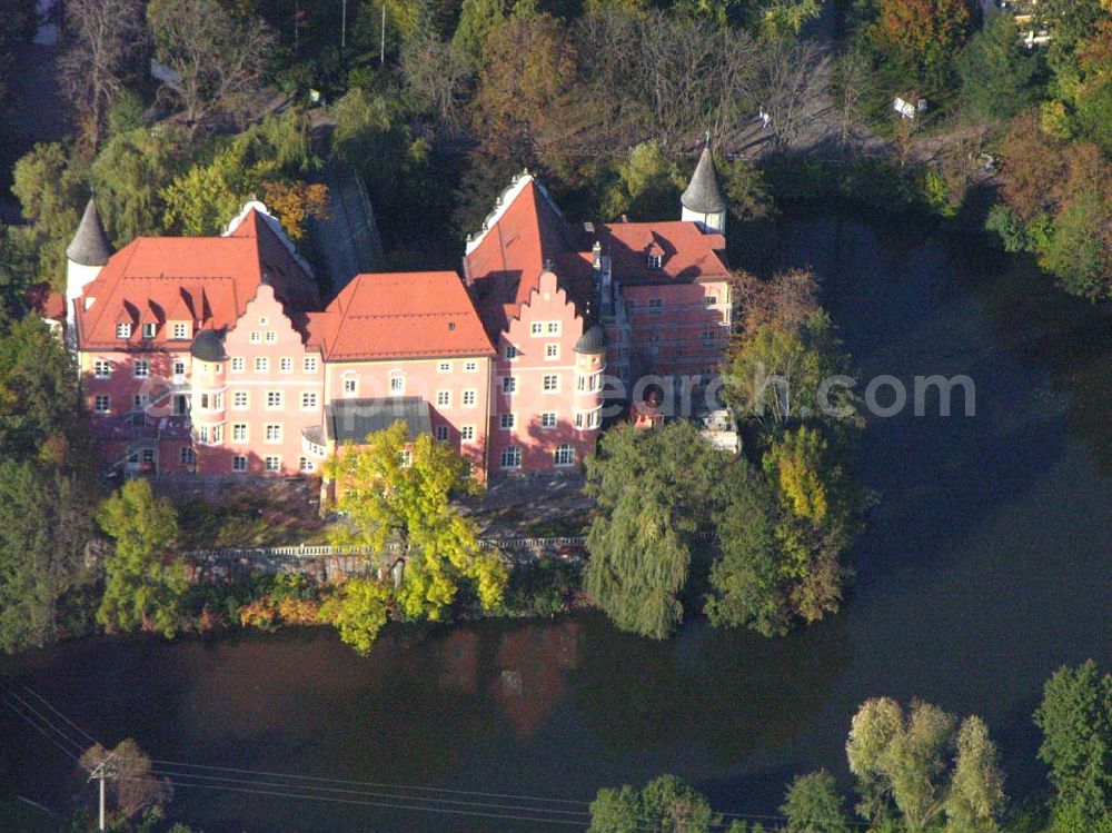 Taufkirchen / Bayern from above - Das Wasserschloss Taufkirchen ist das Kulturgut und der Stolz der Vilsgemeinde. Die prächtige Anlage, zu der das Schloss, der Schlossweiher und der anschließende Park gehören, war zu allen Zeiten ein wichtiger Bestandteil des Taufkirchener Lebens. Seit 17. Januar 2005 ist es in Privatbesitz. Gemeinde Taufkirchen (Vils), Attinger Weg 9, 84416 Taufkirchen (Vils), E-Mail: presse@taufkirchen.de, Telefon: 0 80 84 / 37 25