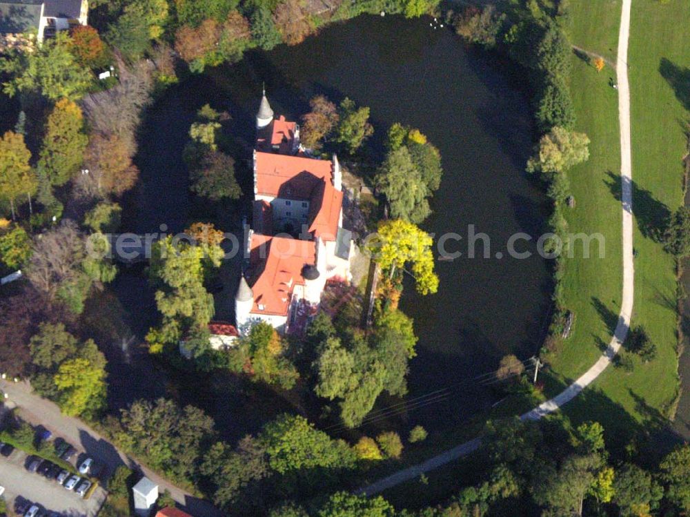 Taufkirchen / Bayern from the bird's eye view: Das Wasserschloss Taufkirchen ist das Kulturgut und der Stolz der Vilsgemeinde. Die prächtige Anlage, zu der das Schloss, der Schlossweiher und der anschließende Park gehören, war zu allen Zeiten ein wichtiger Bestandteil des Taufkirchener Lebens. Seit 17. Januar 2005 ist es in Privatbesitz. Gemeinde Taufkirchen (Vils), Attinger Weg 9, 84416 Taufkirchen (Vils), E-Mail: presse@taufkirchen.de, Telefon: 0 80 84 / 37 25