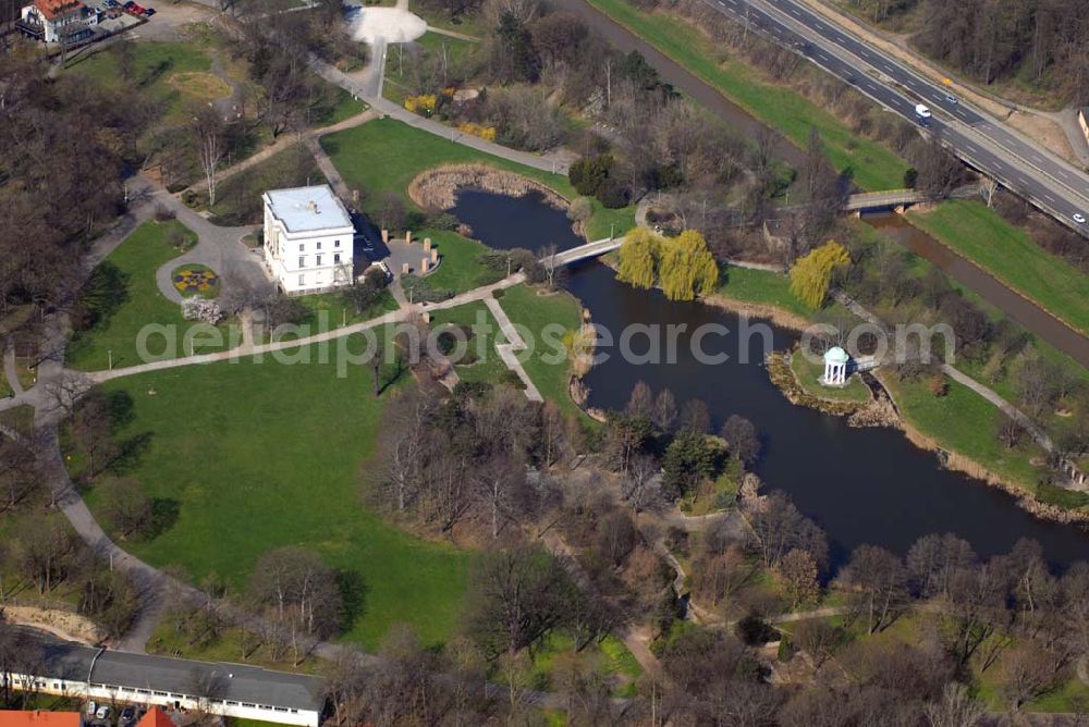 Leipzig from above - 04416 Markkleeberg; Das Weiße Haus im Herfurth'sche Park in Oetzsch, der in Anlehnung an die Landwirtschaftsaustellungen in seinem Westteil Agra-Park genannt wird. Im „Weißen Haus“ (der ehemaligen Villa Herfurth) ist heute das Standesamt der Stadt untergebracht; es ist auch Ort musikalischer Darbietungen.