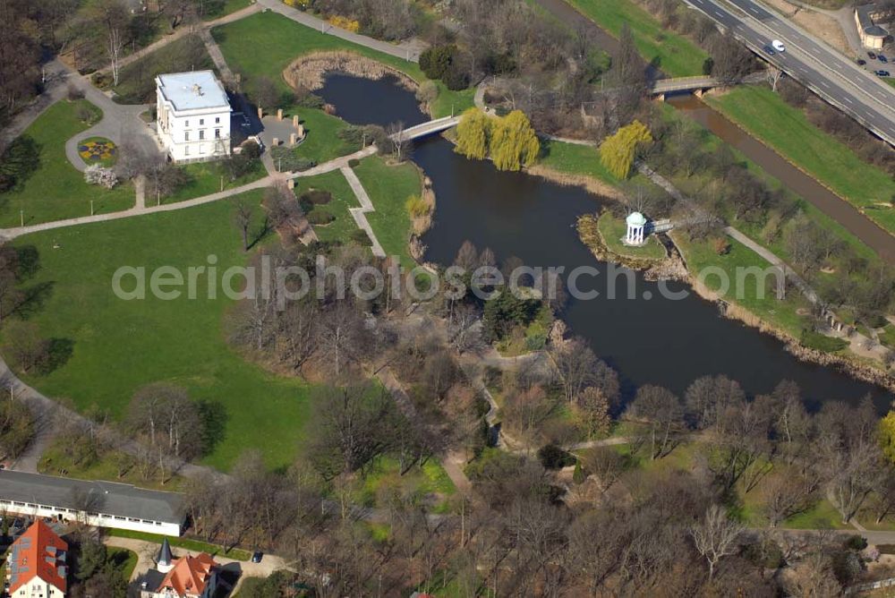 Leipzig from the bird's eye view: 04416 Markkleeberg; Das Weiße Haus im Herfurth'sche Park in Oetzsch, der in Anlehnung an die Landwirtschaftsaustellungen in seinem Westteil Agra-Park genannt wird. Im „Weißen Haus“ (der ehemaligen Villa Herfurth) ist heute das Standesamt der Stadt untergebracht; es ist auch Ort musikalischer Darbietungen.