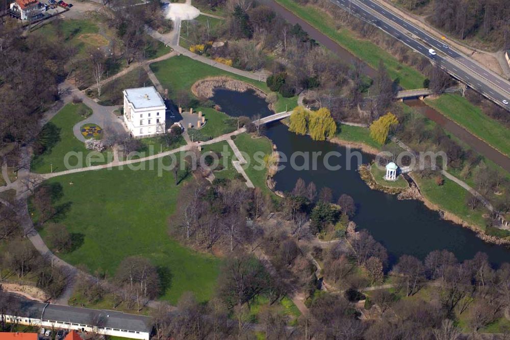 Aerial image Leipzig - 04416 Markkleeberg; Das Weiße Haus im Herfurth'sche Park in Oetzsch, der in Anlehnung an die Landwirtschaftsaustellungen in seinem Westteil Agra-Park genannt wird. Im „Weißen Haus“ (der ehemaligen Villa Herfurth) ist heute das Standesamt der Stadt untergebracht; es ist auch Ort musikalischer Darbietungen.