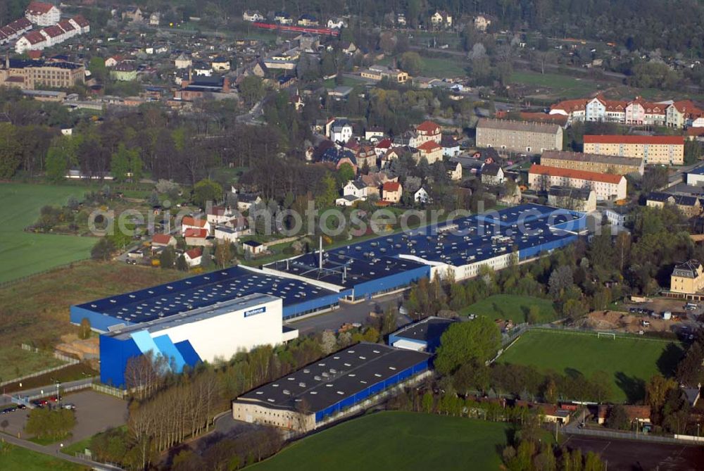 Neukirchen from the bird's eye view: Das Werk Neukirchen der BBT-Thermotechnik GmbH Buderus. Es gehört seit 1991 zur Buderus GmbH. Hier werden mit 250 Mitarbeitern Flachheizkörper auf vier hochautomatisierten Fertigungsstraßen produziert. Kontakt: BBT Thermotechnik GmbH, Sophienstrasse 30-32, 35576 Wetzlar, Telefon: 06441/418-0, Telefax: 06441/45602, E-Mail: info@buderus.de,