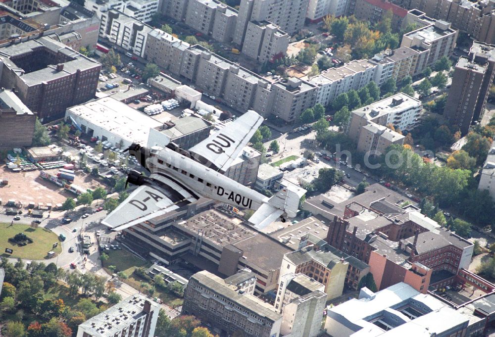 Aerial photograph Berlin - Das Traditionsflugzeug der Lufthansa, die „Tante Ju“ (offiziell „Junkers 52“) mit dem Namen „Berlin-Tempelhof“, fliegt über der Berliner Innenstadt (Aufnahme vom 14.10.1997). Das wohl berühmteste Flugzeug Deutschlands feiert seinen 75. Geburtstag. Am 06.04.1936 lief die D-AQUI traditionelles Oldtimer-Luftfahrtkennzeichen) in den Dessauer Junkers-Werken vom Band.