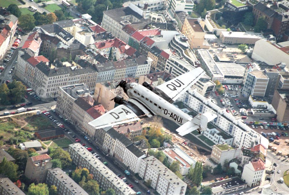 Berlin from the bird's eye view: Das Traditionsflugzeug der Lufthansa, die „Tante Ju“ (offiziell „Junkers 52“) mit dem Namen „Berlin-Tempelhof“, fliegt über der Berliner Innenstadt (Aufnahme vom 14.10.1997). Das wohl berühmteste Flugzeug Deutschlands feiert seinen 75. Geburtstag. Am 06.04.1936 lief die D-AQUI traditionelles Oldtimer-Luftfahrtkennzeichen) in den Dessauer Junkers-Werken vom Band.