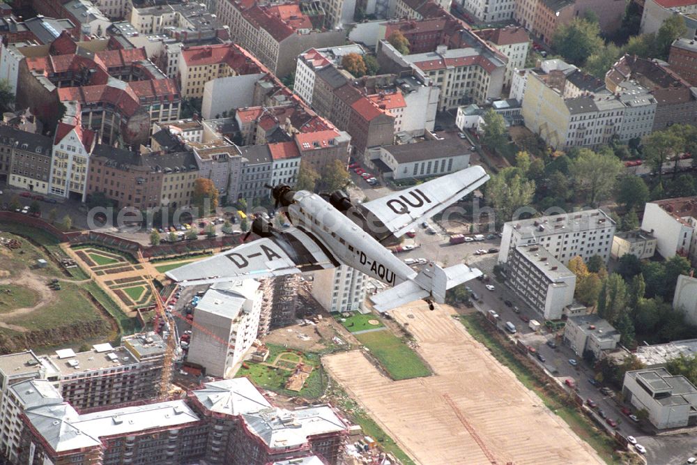 Aerial photograph Berlin - Das Traditionsflugzeug der Lufthansa, die „Tante Ju“ (offiziell „Junkers 52“) mit dem Namen „Berlin-Tempelhof“, fliegt über der Berliner Innenstadt (Aufnahme vom 14.10.1997). Das wohl berühmteste Flugzeug Deutschlands feiert seinen 75. Geburtstag. Am 06.04.1936 lief die D-AQUI traditionelles Oldtimer-Luftfahrtkennzeichen) in den Dessauer Junkers-Werken vom Band.