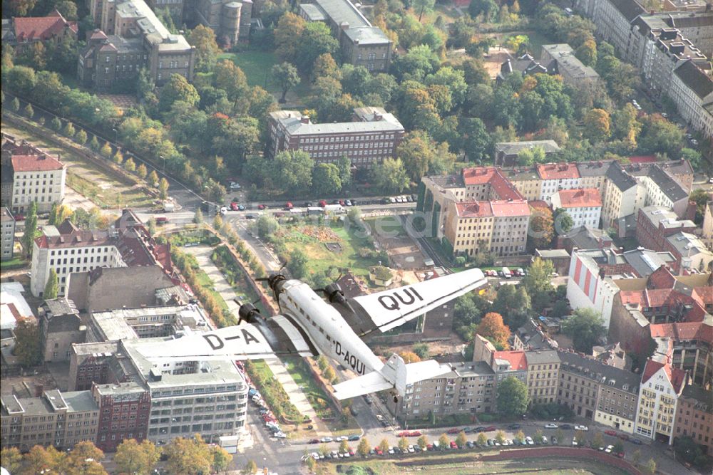 Berlin from the bird's eye view: Das Traditionsflugzeug der Lufthansa, die „Tante Ju“ (offiziell „Junkers 52“) mit dem Namen „Berlin-Tempelhof“, fliegt über der Berliner Innenstadt (Aufnahme vom 14.10.1997). Das wohl berühmteste Flugzeug Deutschlands feiert seinen 75. Geburtstag. Am 06.04.1936 lief die D-AQUI traditionelles Oldtimer-Luftfahrtkennzeichen) in den Dessauer Junkers-Werken vom Band.