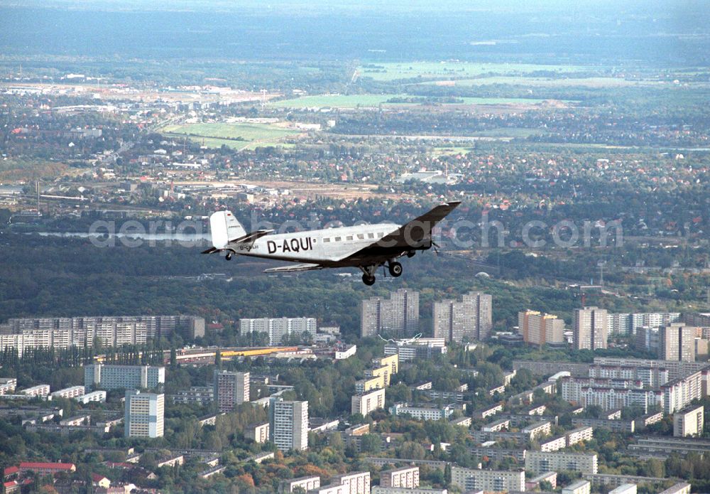 Aerial image Berlin - Das Traditionsflugzeug der Lufthansa, die „Tante Ju“ (offiziell „Junkers 52“) mit dem Namen „Berlin-Tempelhof“, fliegt über der Berliner Innenstadt (Aufnahme vom 14.10.1997). Das wohl berühmteste Flugzeug Deutschlands feiert seinen 75. Geburtstag. Am 06.04.1936 lief die D-AQUI traditionelles Oldtimer-Luftfahrtkennzeichen) in den Dessauer Junkers-Werken vom Band.