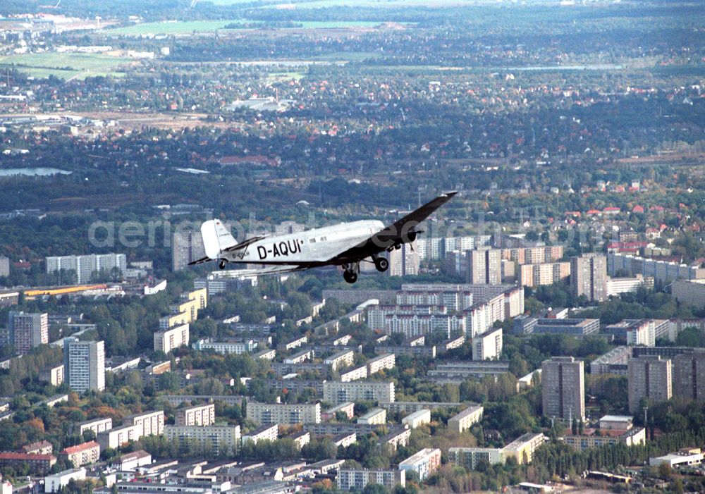 Aerial photograph Berlin - Das Traditionsflugzeug der Lufthansa, die „Tante Ju“ (offiziell „Junkers 52“) mit dem Namen „Berlin-Tempelhof“, fliegt über der Berliner Innenstadt (Aufnahme vom 14.10.1997). Das wohl berühmteste Flugzeug Deutschlands feiert seinen 75. Geburtstag. Am 06.04.1936 lief die D-AQUI traditionelles Oldtimer-Luftfahrtkennzeichen) in den Dessauer Junkers-Werken vom Band.