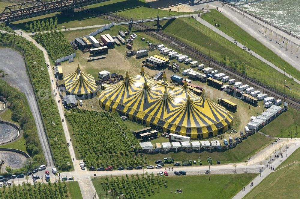 Aerial photograph Duisburg - The tent of the Circus Flic Flac in the Rhine park in the Hochfeld part of the district of Mitte in Duisburg in the state of North Rhine-Westphalia. The big top is located at the shore of the river Rhein at the railway bridge that connects the city parts of Rheinhausen and Hochfeld