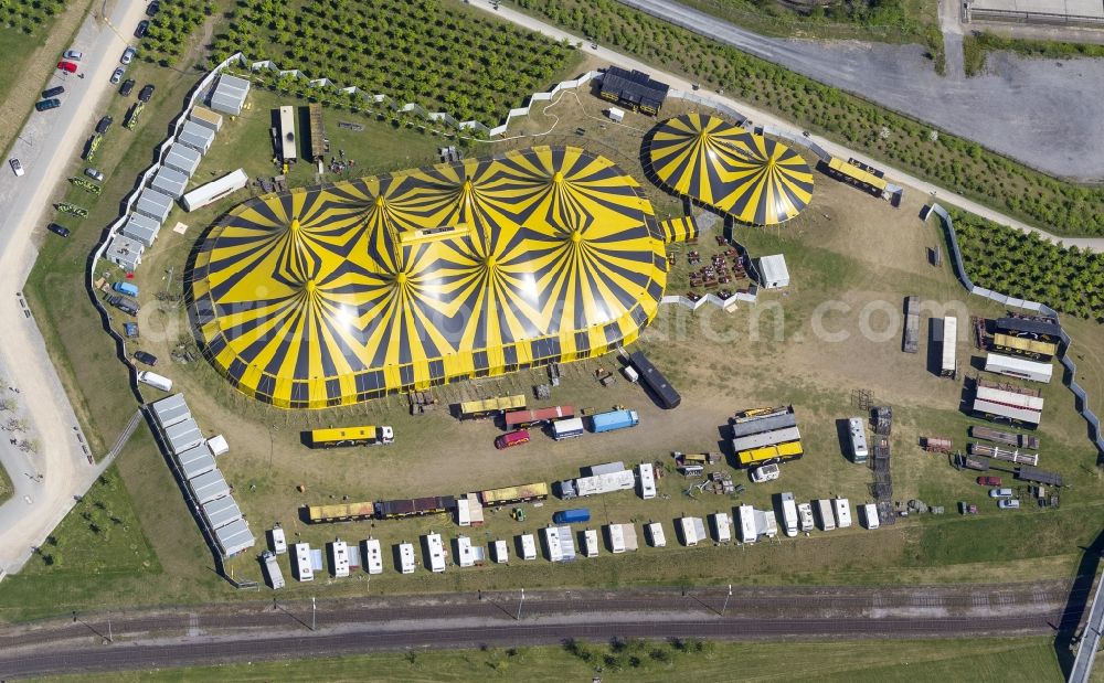 Duisburg from above - The tent of the Circus Flic Flac in the Rhine park in the Hochfeld part of the district of Mitte in Duisburg in the state of North Rhine-Westphalia. The big top is located at the shore of the river Rhein at the railway bridge that connects the city parts of Rheinhausen and Hochfeld