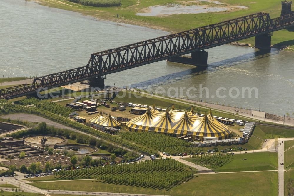 Aerial photograph Duisburg - The tent of the Circus Flic Flac in the Rhine park in the Hochfeld part of the district of Mitte in Duisburg in the state of North Rhine-Westphalia. The big top is located at the shore of the river Rhein at the railway bridge that connects the city parts of Rheinhausen and Hochfeld