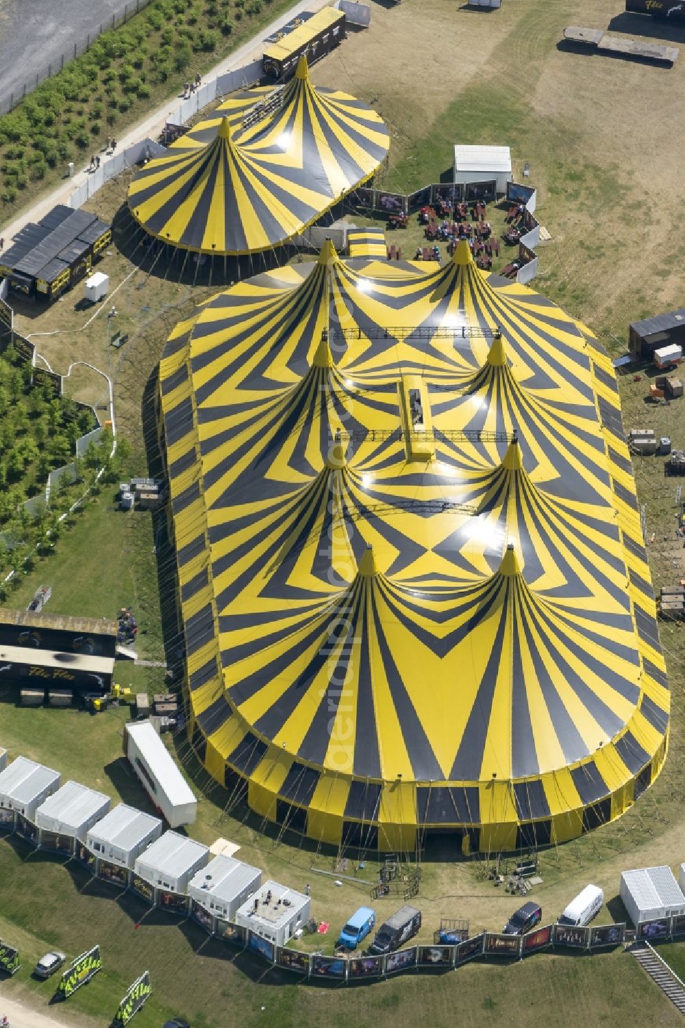 Duisburg from above - The tent of the Circus Flic Flac in the Rhine park in the Hochfeld part of the district of Mitte in Duisburg in the state of North Rhine-Westphalia. The big top is located at the shore of the river Rhein at the railway bridge that connects the city parts of Rheinhausen and Hochfeld