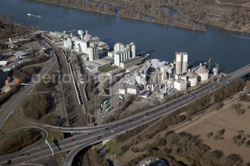 Aerial photograph Mainz - Concrete factory of Zementwerk Weisenau in Mainz in the state Rhineland-Palatinate, Germany. Above the river Rhine, below the motorway A 60