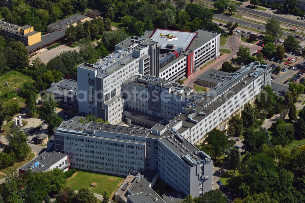 Warschau from the bird's eye view: The Central Clinical Hospital of the Ministry of Interior in Warsaw in Poland. The hospital has been on site in the Wygledow part of the district of Mokotow since 1951. Starting in 1998 it was modernised and refurbished. The building with the heli pad was added during that time. The hospital is home to all important clinical departments