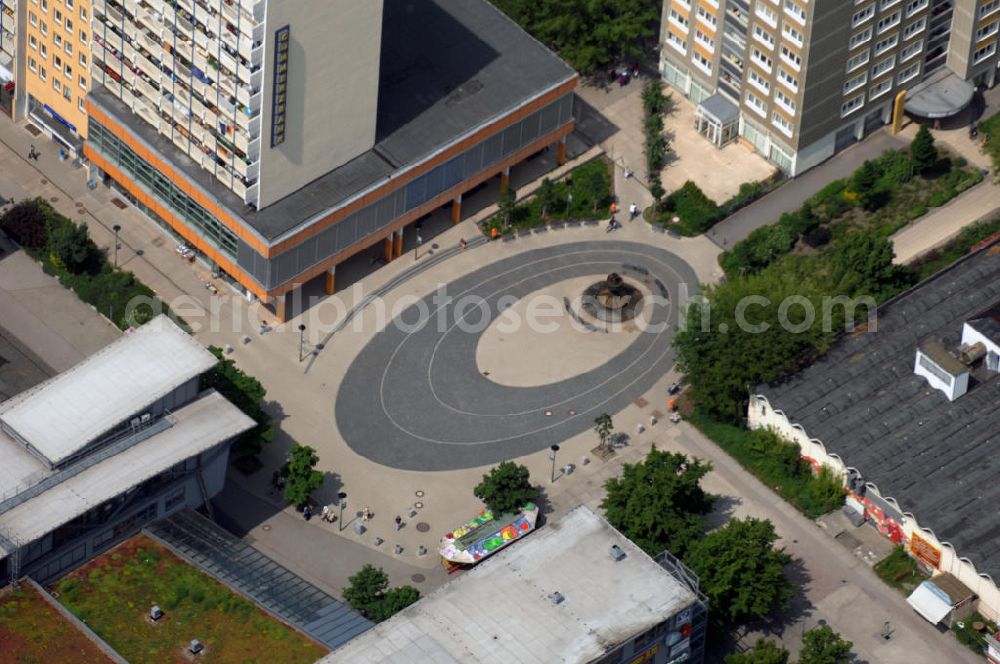 Aerial photograph Berlin - Der 2008 umgestaltete Heinrich-Dathe-Platz mit dem Fontanebrunnen am Einkaufszentrum Bärenschaufenster in Berlin-Lichtenberg. Der Stadtplatz wurde mit einem neuen Untergrund aus verschiedenfarbigen ellipsenförmig ausgelegten Basaltsteinen gestaltet. The redesigned Heinrich Dathe square with the Fontane fountain at the shopping center Barenschaufenster in Berlin-Lichtenberg.