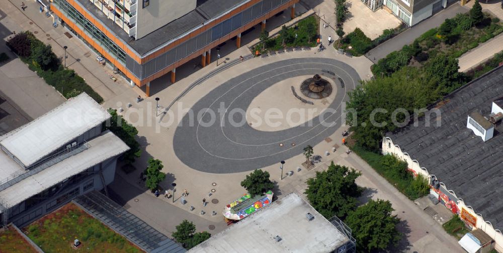 Berlin from above - Der 2008 umgestaltete Heinrich-Dathe-Platz mit dem Fontanebrunnen am Einkaufszentrum Bärenschaufenster in Berlin-Lichtenberg. Der Stadtplatz wurde mit einem neuen Untergrund aus verschiedenfarbigen ellipsenförmig ausgelegten Basaltsteinen gestaltet. The redesigned Heinrich Dathe square with the Fontane fountain at the shopping center Barenschaufenster in Berlin-Lichtenberg.