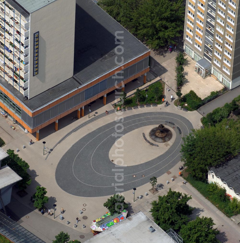 Berlin from the bird's eye view: Der 2008 umgestaltete Heinrich-Dathe-Platz mit dem Fontanebrunnen am Einkaufszentrum Bärenschaufenster in Berlin-Lichtenberg. Der Stadtplatz wurde mit einem neuen Untergrund aus verschiedenfarbigen ellipsenförmig ausgelegten Basaltsteinen gestaltet. The redesigned Heinrich Dathe square with the Fontane fountain at the shopping center Barenschaufenster in Berlin-Lichtenberg.