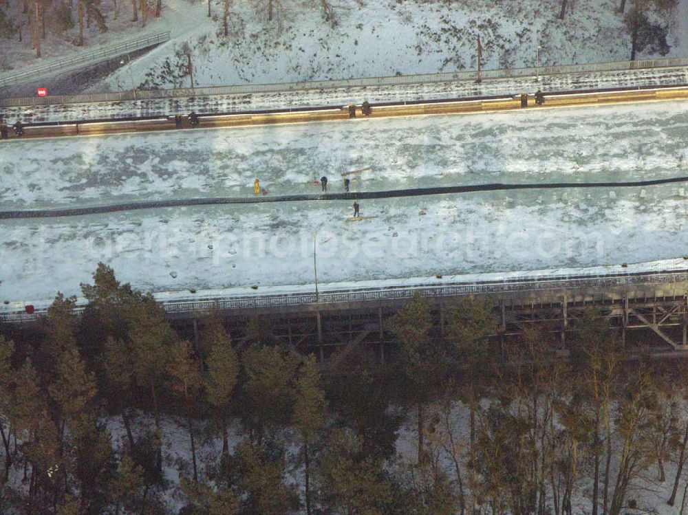 Niederfinow / BRB from above - Der anhaltende Dauerfrost macht vor allem dem Personal des Schiffshebewerkes Niederfinow ordentlich zu schaffen. Im Bereich der Trogbrücke muß eine stündlich von Hand erneuerte Wasserrinne freigehalten werden, um mechanische Beschädigungen bei vollständiger Eisbildung auszuschließen. Das Schiffshebewerk ist bis heute ein wichtiger Teil der Wasserstrasse von der Havel bis zur Oder und seine Kapazität stößt an Grenzen. Natürlich wird bei hoher Beanstpruchung auch das Material müde, und somit kam es zuerst in den 80er Jahren zu einer Generalüberhohlung der Zugseile, Seilscheiben, Dichtungen und Antriebsmotoren. Allerdings ist es erstaunlich, daß keine nennenswerten Defekte von der Errichtung bis heute aufgetreten sind. Es ist eben ein Qualitätszeugnis der damaligen Industrie und des Handwerks. Das Schiffshebewerk Niederfinow stößt natürlich bereits seit langer Zeit an seine Kapazität. Aus diesem Grund steht bereits seit einigen Jahren ein neues Schiffshebewerk in Planung. In den nächsten 2Jahren soll voraussichtlich der Baubeginn sein. Es entsteht zwischen dem alten Schiffshebewerk und der alten Schleusentreppe.