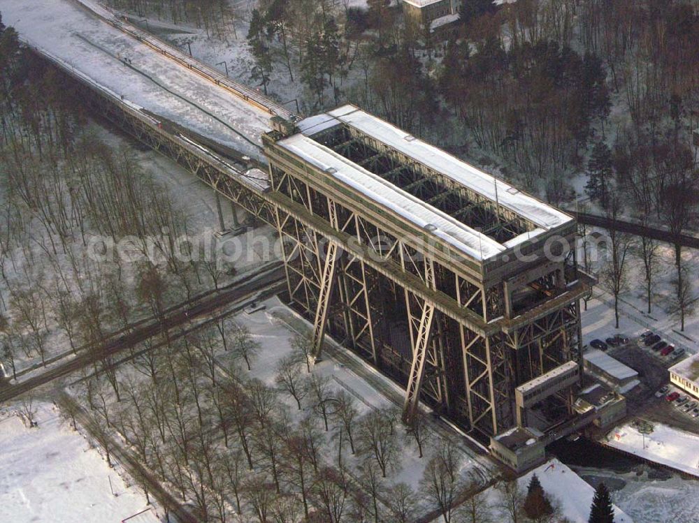 Niederfinow / BRB from the bird's eye view: Der anhaltende Dauerfrost macht vor allem dem Personal des Schiffshebewerkes Niederfinow ordentlich zu schaffen. Im Bereich der Trogbrücke muß eine stündlich von Hand erneuerte Wasserrinne freigehalten werden, um mechanische Beschädigungen bei vollständiger Eisbildung auszuschließen. Das Schiffshebewerk ist bis heute ein wichtiger Teil der Wasserstrasse von der Havel bis zur Oder und seine Kapazität stößt an Grenzen. Natürlich wird bei hoher Beanstpruchung auch das Material müde, und somit kam es zuerst in den 80er Jahren zu einer Generalüberhohlung der Zugseile, Seilscheiben, Dichtungen und Antriebsmotoren. Allerdings ist es erstaunlich, daß keine nennenswerten Defekte von der Errichtung bis heute aufgetreten sind. Es ist eben ein Qualitätszeugnis der damaligen Industrie und des Handwerks. Das Schiffshebewerk Niederfinow stößt natürlich bereits seit langer Zeit an seine Kapazität. Aus diesem Grund steht bereits seit einigen Jahren ein neues Schiffshebewerk in Planung. In den nächsten 2Jahren soll voraussichtlich der Baubeginn sein. Es entsteht zwischen dem alten Schiffshebewerk und der alten Schleusentreppe.